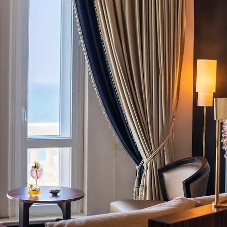 Regina Experimental ホテル